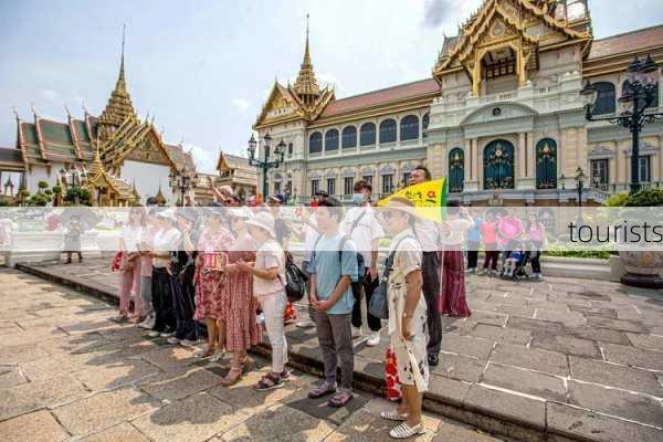 tourists-第2张图片-欧景旅游网